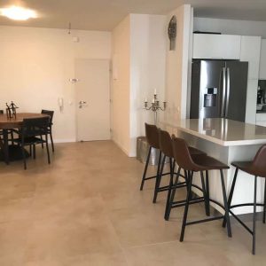 למכירה, דירת גן ענקית ומשופצת, הרצליה הירוקה