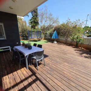 למכירה בבלעדיות, דירת גן עם מרתף כיחידה, הרצליה הצעירה