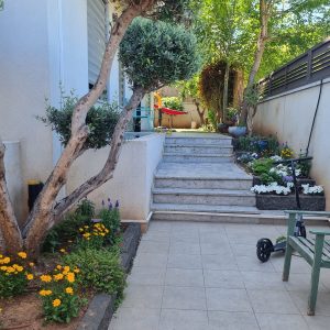 קוטג'  יפה ומושקע, 280 מ"ר מגרש, 250 מ"ר בנוי בסמטה שקטה, הרצליה הצעירה