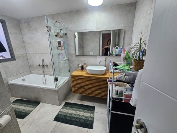 ⁦למכירה בבלעדיות, פנטהאוס עם מ.שמש 93 מ"ר לנוף פתוח, רעננה⁩ – תמונה ⁦13⁩