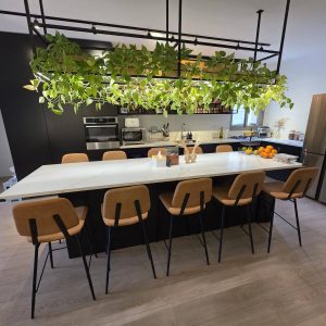 למכירה בבלעדיות, 4 חד' משופצת ממ"ד+2 חניות + מ.שמש, הרצליה הצעירה