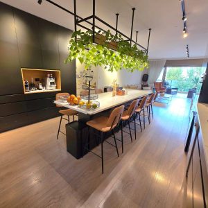 למכירה בבלעדיות, 4 חד' משופצת ממ"ד+2 חניות + מ.שמש, הרצליה הצעירה