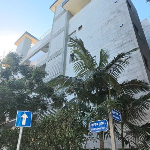 למכירה בבלעדיות, 4 חד' + ממ"ד + מ.שמש + מעלית + חניה, הרצליה הצעירה