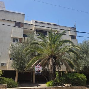 דירת 4 חדרים מרווחת, מוארת ונעימה, כ־90 מ״ר, הירוקה המערבית