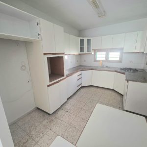 דירת 4 חדרים מרווחת, מוארת ונעימה, כ־100 מ״ר, הירוקה המערבית